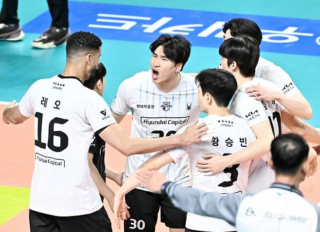29일 서울 장충체육관에서 열린 진에어 2025~2026 프로배구 V-리그 남자부 플레이오프 2차전 우리카드와 현대캐피탈의 경기, 현대캐피탈 선수들이 기뻐하고 있다. /사진=한국배구연맹 제공