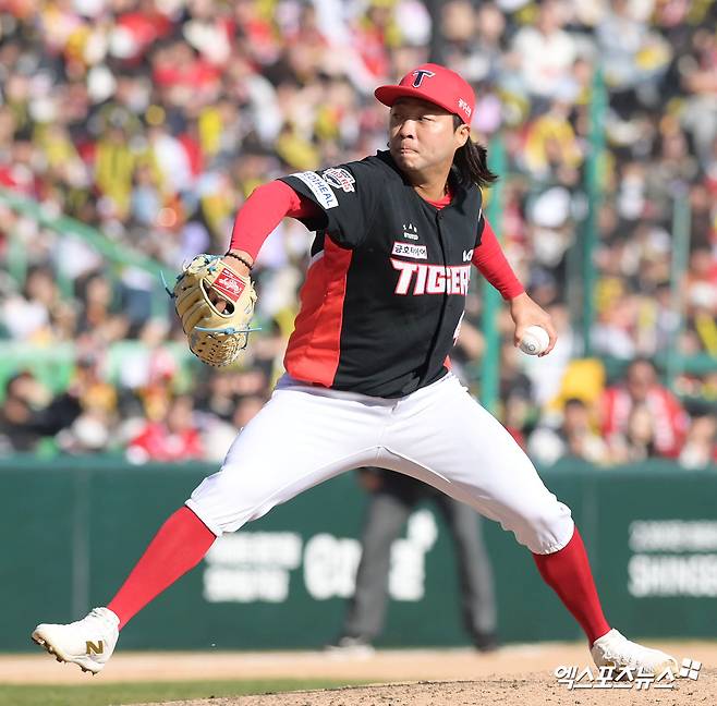 28일 오후 인천SSG랜더스필드에서 열린 '2026 신한 SOL Bank KBO리그' KIA 타이거즈와 SSG 랜더스의 경기, 7회말 KIA 김범수가 공을 힘차게 던지고 있다. 인천, 고아라 기자