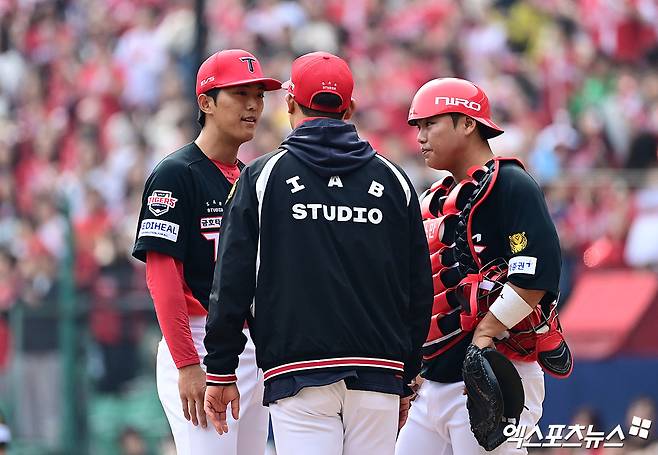 29일 오후 인천SSG랜더스필드에서 열린 '2026 신한 SOL Bank KBO리그' KIA 타이거즈와 SSG 랜더스의 경기, 2회말 1사 1,2루 KIA 이동걸 투수코치가 마운드를 방문해 선발투수 이의리와 이야기를 나누고 있다. 인천, 박지영 기자