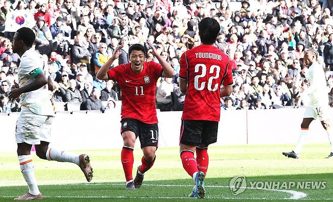 아쉬워 하는 황희찬 (밀턴킨스[영국]=연합뉴스) 최재구 기자 = 한국축구국가대표팀 화의찬이 28일(현지시간) 영국 밀턴킨스 스타디움 MK에서 열린 코트디부아르와 평가전에서 설영우의 슛이 골대를 벗어나자 아쉬워 하고 있다. 2026.3.29 jjaeck9@yna.co.kr