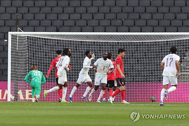 아쉬워 하는 한국 (밀턴킨스[영국]=연합뉴스) 최재구 기자 = 한국축구국가대표팀이 28일(현지시간) 영국 밀턴킨스 스타디움 MK에서 열린 코트디부아르와 평가전에서 두번째 실점을 아쉬워하고 있다. 2026.3.29 jjaeck9@yna.co.kr