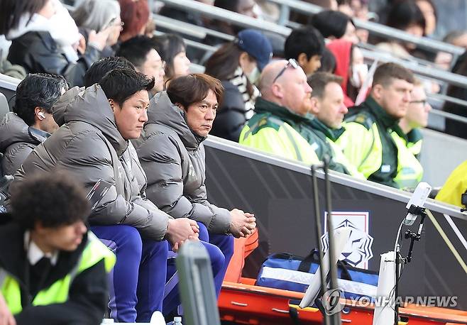 경기 지켜보는 홍명보 감독 (밀턴킨스[영국]=연합뉴스) 최재구 기자 = 한국축구국가대표팀 홍명보 감독이 28일(현지시간) 영국 밀턴킨스 스타디움 MK에서 열린 코트디부아르와 평가전에서 경기를 지켜보고 있다. 2026.3.29 jjaeck9@yna.co.kr