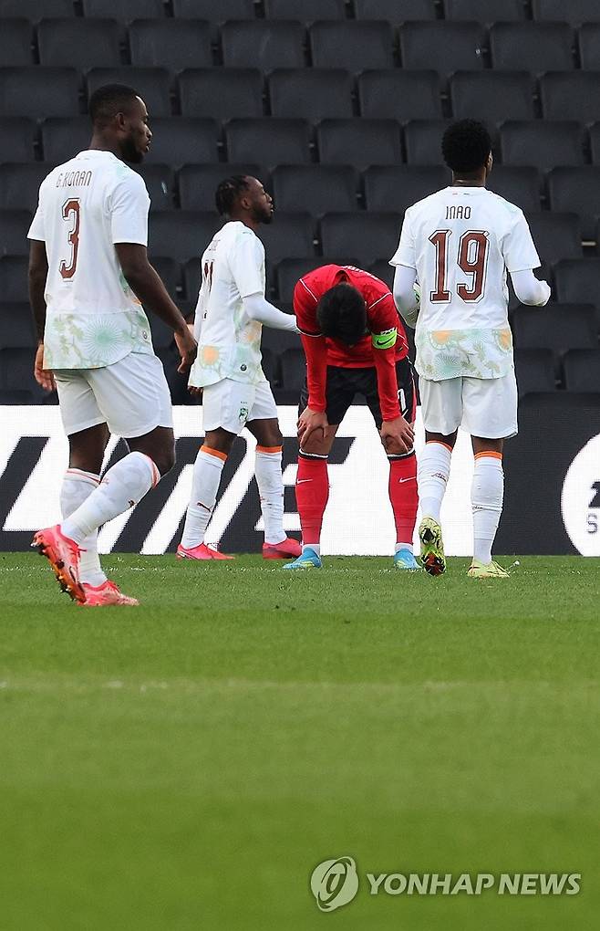 4-0 충격패, 고개숙인 캡틴 (밀턴킨스[영국]=연합뉴스) 최재구 기자 = 한국축구국가대표팀이 28일(현지시간) 영국 밀턴킨스 스타디움 MK에서 열린 코트디부아르와 평가전에서 4-0으로 패하고 아쉬워하고 있다. 2026.3.29 jjaeck9@yna.co.kr