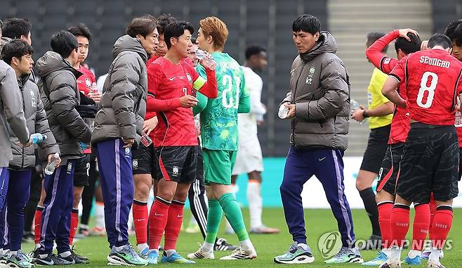 하이드레이션 브레이크, 작전 지시하는 홍명보 (밀턴킨스[영국]=연합뉴스) 최재구 기자 = 한국축구국가대표팀 홍명보 감독이 28일(현지시간) 영국 밀턴킨스 스타디움 MK에서 열린 코트디부아르와 평가전에서 하이드레이션 브레이크 때 손흥민에게 작전지시를 하고 있다. 2026.3.29 jjaeck9@yna.co.kr