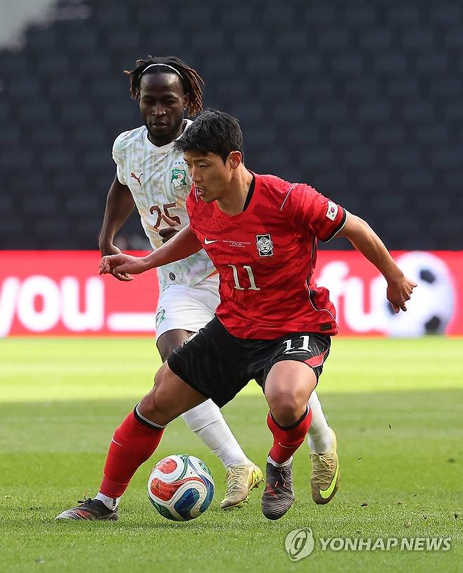 돌파 시도하는 황희찬 (밀턴킨스[영국]=연합뉴스) 최재구 기자 = 한국축구국가대표팀 황희찬이 28일(현지시간) 영국 밀턴킨스 스타디움 MK에서 열린 코트디부아르와 평가전에서 돌파를 시도하고 있다. 2026.3.28 jjaeck9@yna.co.kr