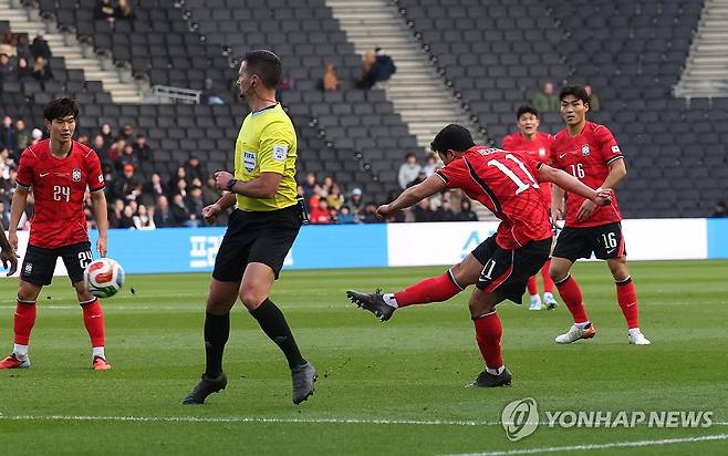 슛하는 황희찬 (밀턴킨스[영국]=연합뉴스) 최재구 기자 = 한국축구국가대표팀 황희찬이 28일(현지시간) 영국 밀턴킨스 스타디움 MK에서 열린 코트디부아르와 평가전에서 슛하고 있다. 2026.3.28 jjaeck9@yna.co.kr