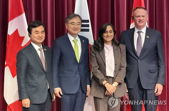 한-캐나다 군사·국방 비밀정보보호협정 체결 (오타와=연합뉴스) 이지헌 특파원 = 한국과 캐나다 외교·국방 장관들이 25일(현지시간) 캐나다 오타와에서 열린 한-캐나다 군사·국방 비밀정보보호협정 체결식에서 기념 촬영하고 있다. 
    왼쪽부터 한국의 안규백 국방부 장관, 조현 외교부 장관, 캐나다의 아니타 아난드 외교장관, 데이비드 맥귄티 국방장관. 2026.2.26 pan@yna.co.kr