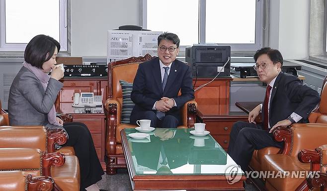 국회 '전쟁 추경' 첫 협의 (서울=연합뉴스) 황광모 기자 = 진성준 국회 예산결산위원회 위원장(가운데)과 더불어민주당 간사인 이소영 의원(왼쪽), 국민의힘 간사인 박형수 의원이 27일 국회에서 중동 사태 대응을 위한 추가경정 예산안 협의를 위해 만나 대화하고 있다. 2026.3.27 hkmpooh@yna.co.kr