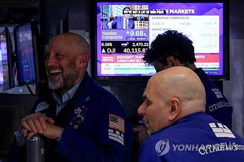 관세 유예 발표 직후 뉴욕 증권거래소의 트레이더(2025년 4월 9일) [로이터 연합뉴스 자료사진. 재판매 및 DB 금지]