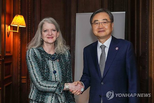 조현 외교부 장관, 미국 국무부 정무차관 접견 (서울=연합뉴스) 조현 외교부 장관이 26일(현지시간) 주요 7개국 협의체(G7) 외교장관회의 참석차 프랑스를 방문, 앨리슨 후커 미국 국무부 정무차관을 접견하고 기념 촬영하고 있다. 2026.3.27 [외교부 제공. 재판매 및 DB 금지] photo@yna.co.kr