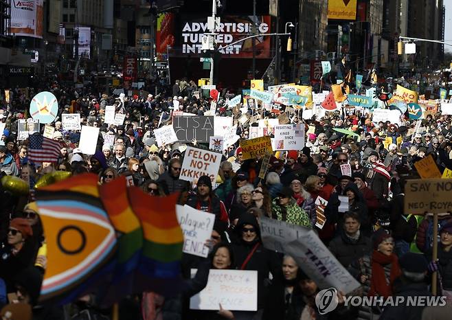 28일(현지시간) 미국 뉴욕에서 열린 '노 킹스'(No Kings) 시위 참자가들이 타임스 스퀘어 인근 거리를 행진하고 있다.  [UPI 연합뉴스 자료사진. 재판매 및 DB 금지]