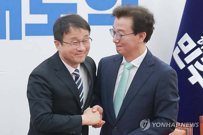 발언 마치고 인사하는 민주당 한병도 원내대표-전재수 의원 (서울=연합뉴스) 신현우 기자 = 더불어민주당 한병도 원내대표가 24일 국회에서 열린 부산 글로벌허브도시 조성에 관한 특별법안 관련 간담회에 참석해 발언을 마친 뒤 민주당 전재수 의원과 악수하고 있다. 2026.3.24 nowwego@yna.co.kr