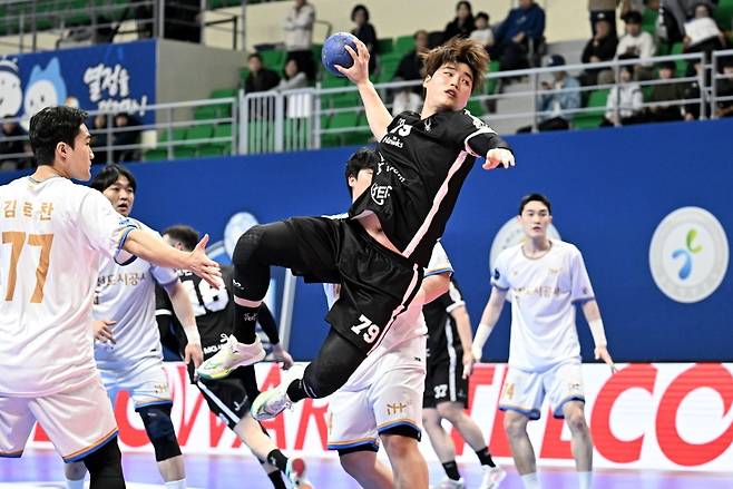 29일 인천도시공사와 경기에서 슛을 던지는 SK 박세웅 [한국핸드볼연맹 제공. 재판매 및 DB 금지]