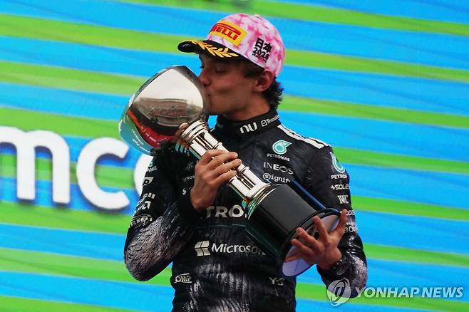 우승 트로피에 입을 맞추는 키미 안토넬리 [AP=연합뉴스]