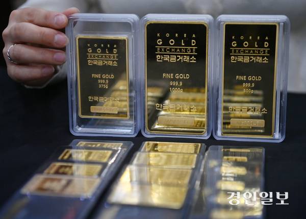 사상 최고치를 기록하던 금값이 고점 대비 20% 가까이 하락하며 두 달 만에 1월 랠리 이전 수준으로 되돌아갔다. 사진은 경기도내 한 금거래소에 진열되어 있는 금 현물의 모습. /경인일보DB