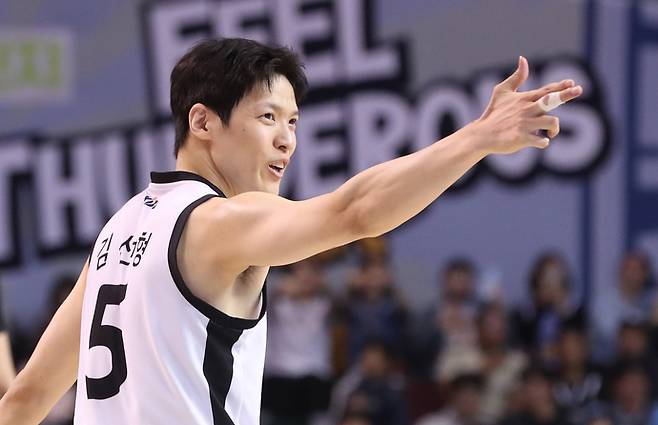 29일 서울 잠실실내체육관에서 열린 프로농구 정규리그 삼성과의 원정 경기서 KT 김선형이 골을 넣은 뒤 세리머니를 하고 있다. 사진=KBL