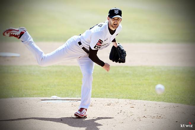 지난 19일 수원 kt위즈파크에서 열린 2026 프로야구 시범경기 kt 위즈와 키움 히어로즈 전에서 kt 선발투수 케일럽 보쉴리가 투구를 하고 있다.