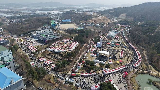 대한민국 대표 축제로 자리매김한 ‘제28회 논산딸기축제’가 역대급 흥행 기록을 갈아치우며 나흘간의 화려한 여정을 마쳤다.사진은 논산딸기축제장 전경(사진=논산시 제공)