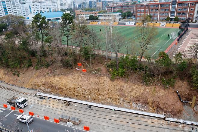 30일 울산 남구 신정동의 도로 확장 공사현장과 학성고등학교 운동장이 맞닿아 있어 안전사고가 우려되고 있다. 최지원 기자