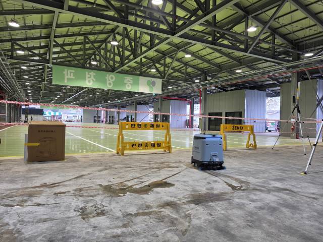 30일 대구 북구 농수산물도매시장에서 무인청소로봇이 자율주행 작업을 수행하고 있다. 정우태 기자