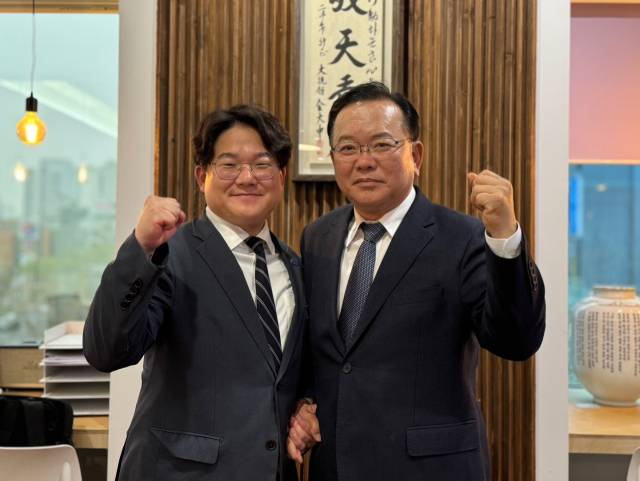 30일 김부겸 전 국무총리가 오영준 대구 중구청장 후보와 기념사진을 촬영하고 있다. 오영준 후보 제공