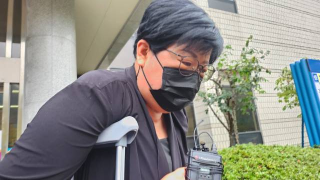 ‘이태원 참사’ 유가족들에게 혐오 발언을 해 재판에 넘겨진 김미나 창원시의원이 창원지법 앞에서 취재진을 만나 질의응답하고 있다. 강대한 기자