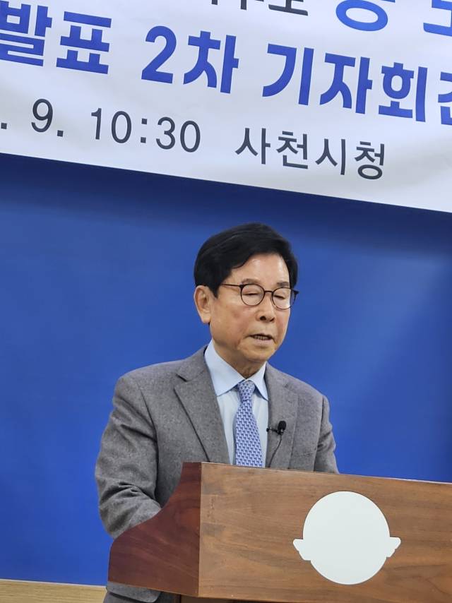 송도근 더불어민주당 사천시장 예비후보가 지난 9일 사천시청 브리핑룸에서 공약을 발표하고 있다./이병문 기자/