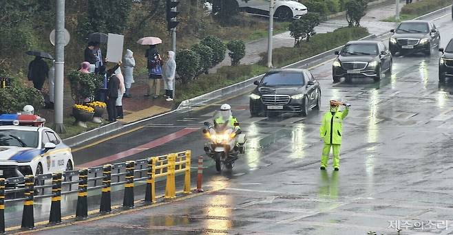 30일 오후 2시께 타운홀미팅이 열리는 제주한라대학교 한라컨벤션홀에 인근 도로에 이재명 대통령 탄 차량이 들어서고 있다. ⓒ제주의소리
