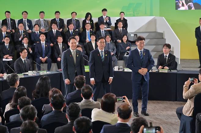 이재명 대통령이 제주 국회의원 3명을 인사시키고 있다. / 사진=제주도청 출입기자단