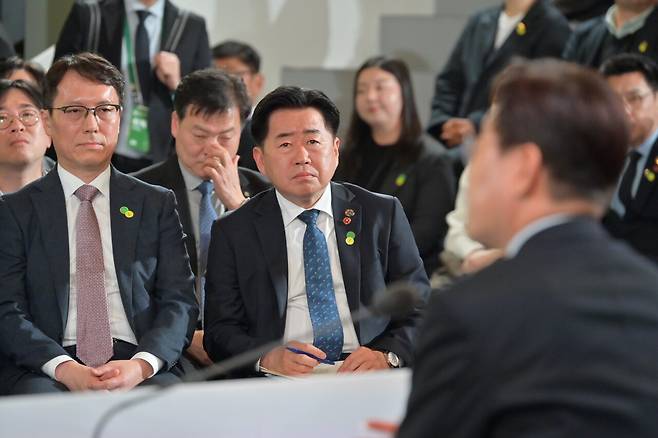 타운홀 미팅에 참여한 오영훈 지사(가운데) / 사진=제주도청 출입기자단