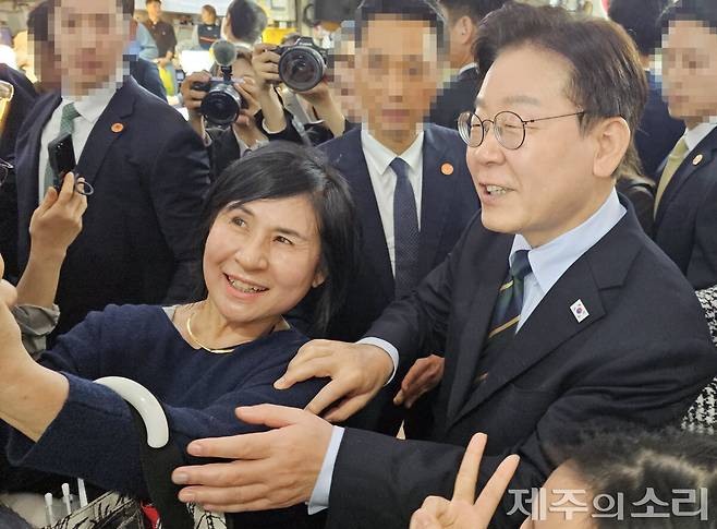 제주 타운홀 미팅 이후 동문시장을 찾은 이재명 대통령. ⓒ제주의소리