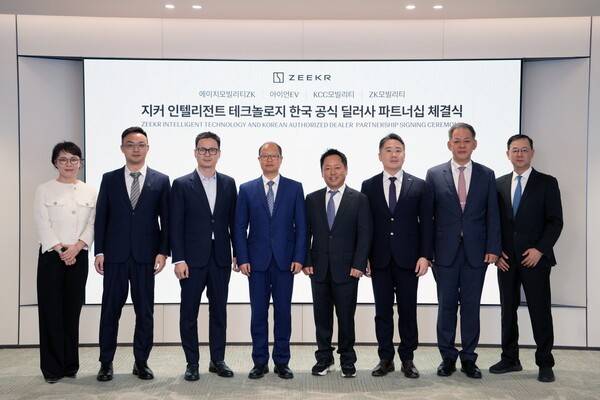 지커(Zeekr)가 한국 시장 내 차량 판매 및 서비스를 담당할 파트너사와 딜러 계약을 체결했다. (왼쪽부터) 지커 코리아 대표 임현기, 지커 동아시아 총괄 제프 차오(Jeff Cao), 지커 부사장 천 위(Chen Yu), 지리자동차 인터내셔널 CEO 알렉스 난(Alex Nan), 에이치모빌리티ZK 대표 황호진, 아이언EV 대표 김민규, KCC모빌리티 대표 이상현, ZK모빌리티 대표 장인우 [출처=지커코리아]