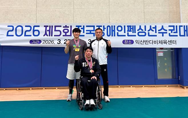 앞줄 박천희선수, 뒷줄 왼쪽부터 심재훈선수, 박상민 감독 / 사진제공=GKL