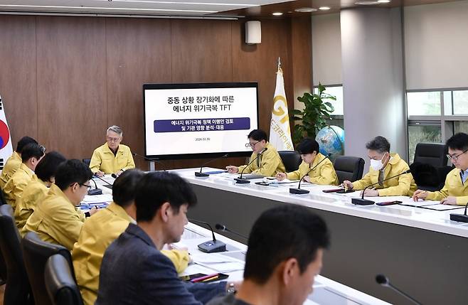 GKL이 윤두현 사장 주재로 에너지 위기 극복을 위한 회의를 진행하고 있다/ 사진제공=GKL