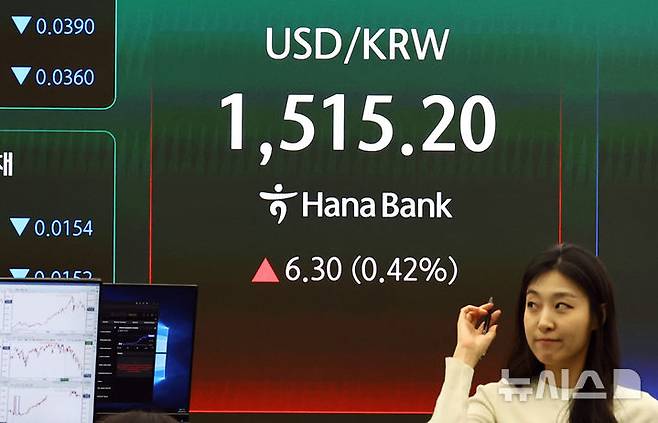 서울 외환시장에서 원·달러 환율이 전 거래일(1508.9원)보다 6.8원 오른 1515.7원에 주간 거래를 마감한 30일 서울 중구 하나은행 딜링룸에 원·달러 환율 시세가 보이고 있다./제공=뉴시스