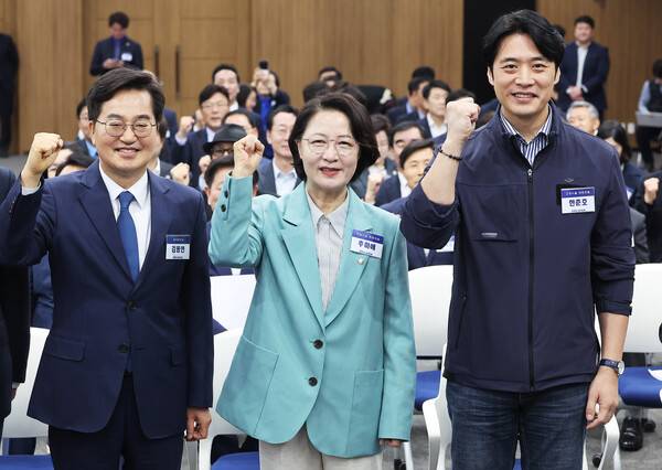 &nbsp;30일 경기도 수원시 경기도의회에서 열린 더불어민주당 경기도당 제3차 상무위원회에서 제9회 전국동시지방선거 경기도지사 민주당 경선 후보들이 파이팅을 외치고 있다. 왼쪽부터 김동연, 추미애, 한준호 후보. 2026.3.30 연합뉴스