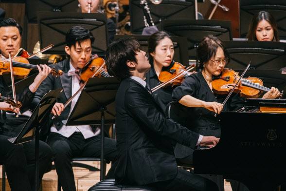 ‘2026 통영국제음악제’가 지난 27일 경남 통영 통영국제음악당 콘서트홀에서 통영페스티벌오케스트라의 개막 공연으로 막을 올렸다. 이날 조성진은 협연자로 무대에 올라 쇼팽 피아노협주곡 제2번을 연주했다. (사진=통영국제음악재단)