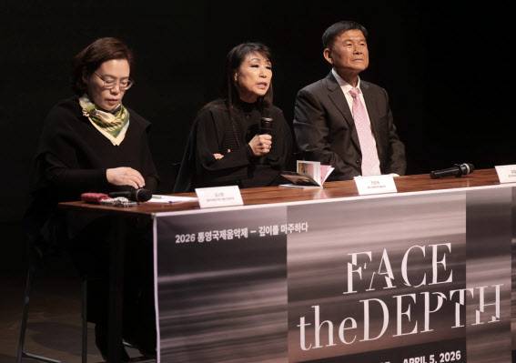 통영국제음악제 진은숙 예술감독이 27일 경남 통영시 통영국제음악당에서 열린 개막 기자간담회에서 발언하고 있다. 국내 최대 규모의 음악 축제인 통영국제음악제는 통영 출신 세계적 작곡가 윤이상과 그의 음악을 기리고자 2002년부터 개최되고 있다. 내달 5일까지 열리는 올해 음악제 기간에 국내외 유명 연주자들이 통영에서 26개 공식 공연을 한다. (사진=연합뉴스)