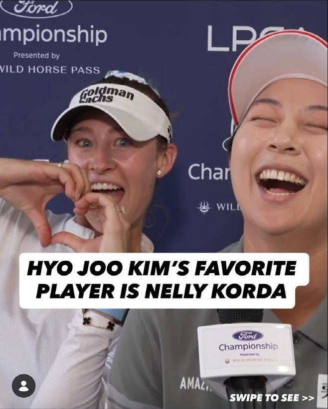 김효주가 지난 29일(한국시간) LPGA 투어 포드 챔피언십 3라운드를 끝낸 뒤 공동취재구역에서 인터뷰를 진행하려고 하자 넬리 코다가 등장해 김효주를 향해 '손하트'를 그리고 있다.(사진=LPGA 인스타그램)