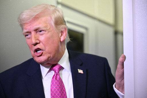 29일(현지시간) 도널드 트럼프 대통령 전용기 에어포스원 기내에서 기자들과 대화하고 있다.(사진=AFP)