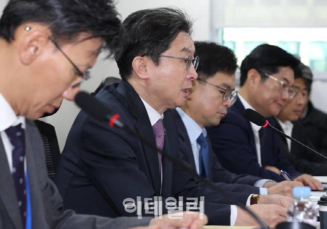 [이데일리 노진환 기자] 이억원 금융위원장이 19일 오전 서울 여의도 국회 의원회관에서 열린 민주당 정무위위회-금융위원회 당정협의에서 모두발언을 하고 있다.