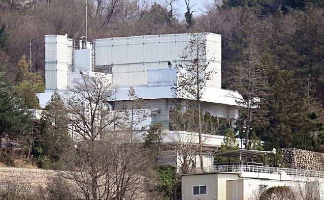 헌법재판소가 윤석열 전 대통령 탄핵을 선고한 지난해 4월 4일 서울 용산구 한남동 관저에 경호원들의 모습이 보이고 있다. (사진=이데일리 방인권 기자)