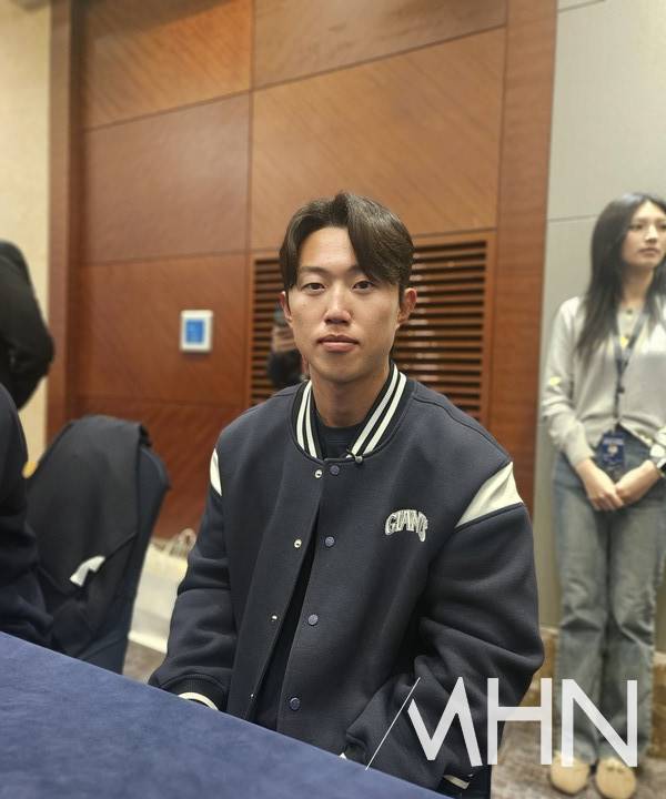 행사 뒤 인터뷰에 응하고 있는 전민재(롯데 자이언츠)