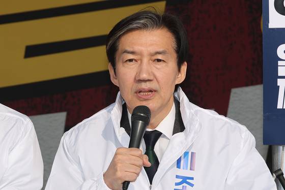 조국혁신당 조국 대표가 16일 국회 본청 앞 정치개혁 촉구 천막 농성장에서 열린 최고위원회에서 발언하고 있다. 〈사진=연합뉴스〉