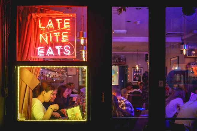 야간에 늦은 식사를 하는 사람들. 생체 기듬이 저녁형인 사람이 취침 2시간 전에 식사를 하면 일찍 저녁을 먹는 사람에 비해 비만 확률이 5배 커지는 것으로 나타났다. 사진=게티이미지뱅크