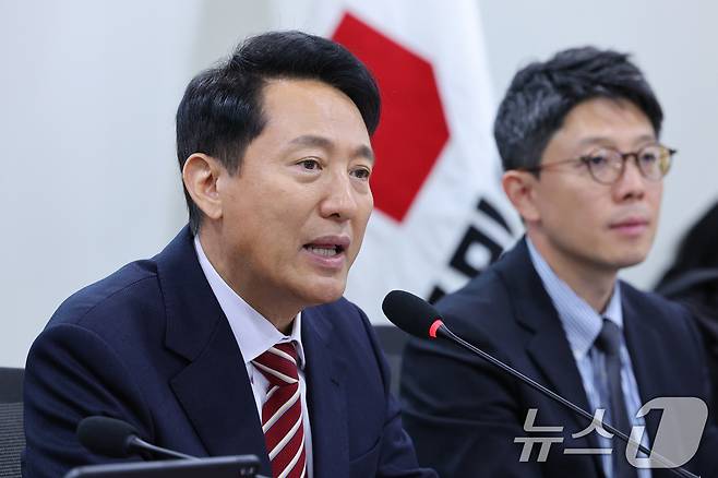 오세훈 서울시장이 27일 서울 여의도 국회 의원회관에서 열린 '서울 주택공급 절벽의 원인과 해법 - 민주당 시정 10년이 남긴 부동산 재앙, 어떻게 극복할 것인가' 토론회에서 인사말을 하고 있다. 2025.11.27 ⓒ 뉴스1 신웅수 기자