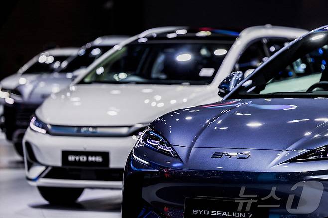 지난 3월 태국 방콕에서 열린 제46회 방콕 모터쇼에 전시된 중국 BYD의 중형 전기 SUV '씨라이언 7'(오른쪽)과 소형 전기 SUV '아토3'(왼쪽)의 모습(자료사진). 2025.03.24. ⓒ 로이터=뉴스1