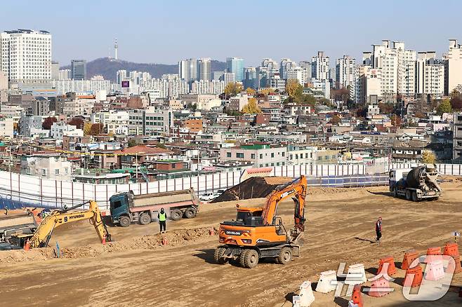 서울 동작구 노량진 재정비촉진지구 착공 현장에서 작업자들이 분주히 작업을 하고 있다. (자료사진) ⓒ 뉴스1 김도우 기자