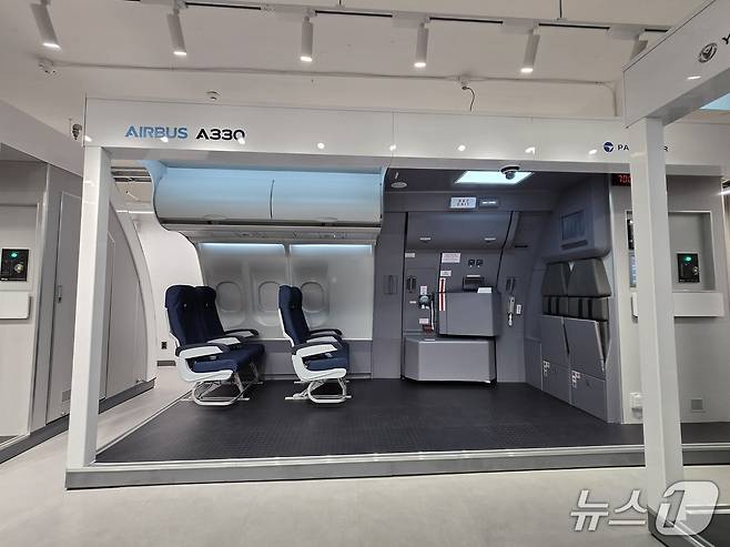 27일 경기 부천 유한대학교에 문을 연 파라타항공 항공훈련센터 내 '도어 트레이너'(Door Trainer) 훈련장의 모습. 파라타항공이 사용하는 A330-200 기내와 비상문을 실물 크기의 목업(Mock-up·모형)으로 구현했다. 2026.3.27/뉴스1 김성식 기자