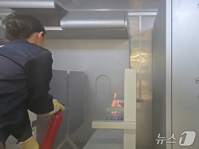 27일 경기 부천 유한대학교에 문을 연 파라타항공 항공훈련센터 내 화재진압 실습실에서 파라타항공 승무원들이 기내 좌석 화재 상황을 가정해 소화기로 초동 진화에 나서고 있다. 2026.3.27/뉴스1 김성식 기자